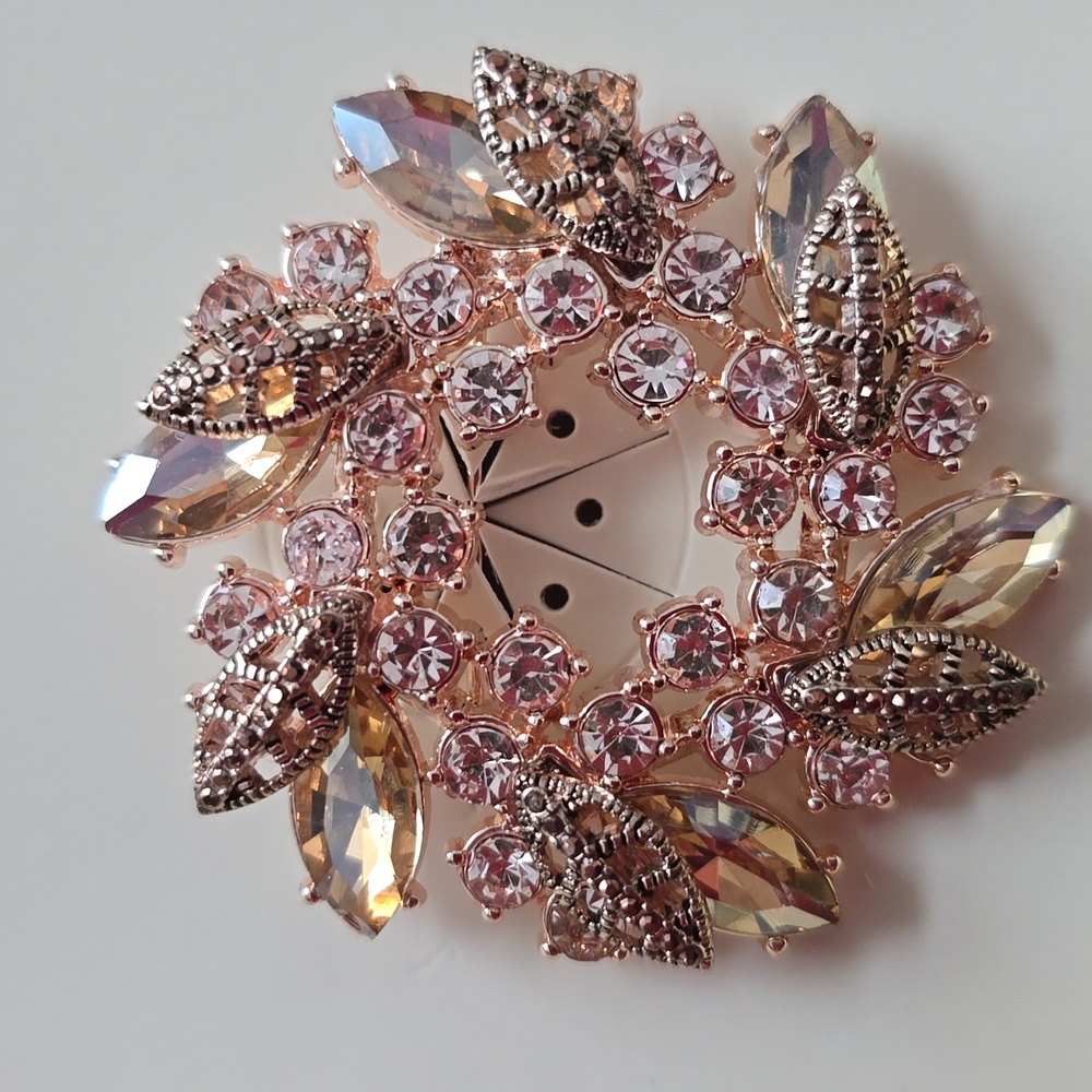 NAPIER BRAND BEAUTIFUL GOLDTONE SPARKLING WREATH FASHION JEWELRY PIN BROOCH